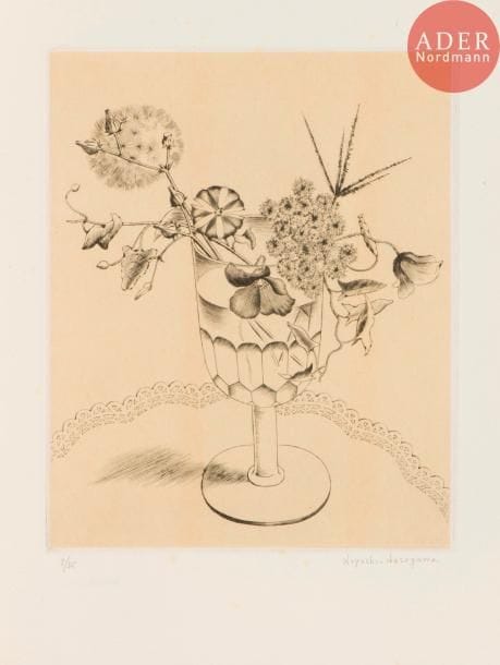 Kiyoshi Hasegawa (1891-1980)
Fleurs des champs dans un verre à pied. 1931. Pointe sèche. 205 x 252. Reifu Syobo 222. Très belle et fraîche épreuve sur bulle appliqué, numérotée et signée au crayon. Déchirure de 20 mm au bord supérieur droit. Petits restes d’anciens montages oxydés avec légères épidermures aux bords du feuillet au verso. Toutes marges (celle du bas rempliée). Tirage à 35 épreuves. Timbre sec de l’artiste. Timbre de l’atelier au verso.