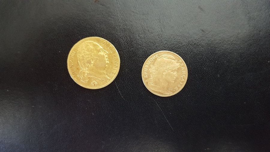 Lot de deux pièces en or françaises:
- 20 Francs en or. Louis XVIII buste nu. 1820 A.
- 10 Francs en or. Type Coq.1906.