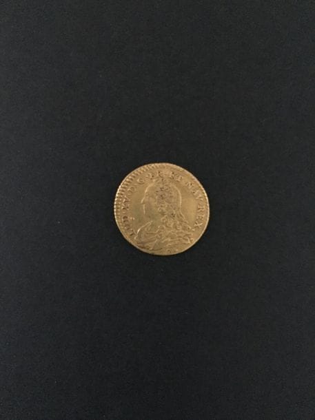 Lot de 2 pièces dont : 
- Un demi Louis d'or aux lunettes en or. Louis XV. 1726 A, Paris.
- Un écu en argent Louis XVI.1786.Poids net : 28,3 g

Frais acheteur : 8% HT
