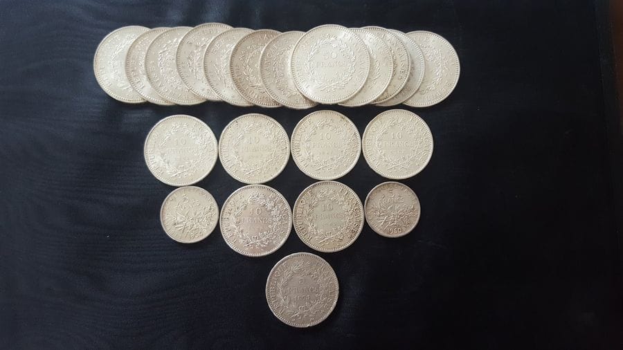 Lot de 21 pièces en argent, France. 
- 12 pièces de 50 Francs. Type Hercule. 1974 - 1975 (4) - 1976 - 1977 (5) - 1978.
- 6 pièces de 10 Francs. Type Hercule. 1965 (3) - 1967 (3) 
- 1 pièce de 5 Francs. Type Hercule.1875 A
- 2 pièces de 5 Francs. Type Semeuse.1960 - 1964.
Poids: 565 g

Frais acheteur : 8% HT