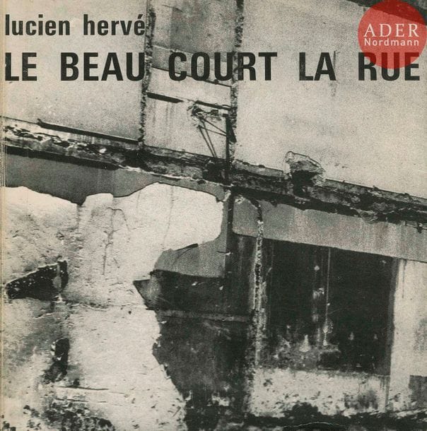 HERVÉ, LUCIEN (1910-2007)
Le beau court la rue. 
Éditions G. E. R. I. M., Paris, 1970.
In-8 (23 x 22 cm). Édition originale, signée et dédicacée par Lucien Hervé. 46 photographies reproduites en noir et blanc et deux en couleurs. Couverture illustrée cartonnée à grand rabat avec un jeu de 16 diapositives couleurs insérées dans le rabat. n.p.