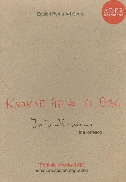 IONESCO, IRINA (1935)
Knokke Après le Bal.
Édition Puma Art Center, 1994.
In-folio (42 x 30 cm). Édition originale, tirée à 50 exemplaires. Portefeuille cartonné titré comprenant une planche de texte par Irina Ionesco (sur papier calque), deux planches de reproductions photographiques avec signature en fac-similé et 3 tirages originaux (15 x 23 cm), numérotés et signés, contrecollés sur carton fort.