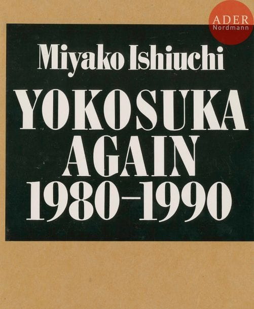 ISHIUCHI, MIYAKO (1947)
Yokosuka again 1980-1990.
Sohyu-Sha & Mole, Tokyo, 1998.
In-4 (28 x 23 cm). Édition originale, signée par Miyako Ishiuchi. 62 photographies reproduites en noir et blanc. Couverture souple à rabat sous emboîtage d’éditeur.