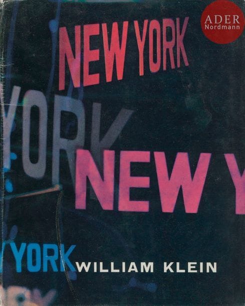 KLEIN, WILLIAM (1928)
New York. Life is Good and Good For You in New York : Trance Witness Revels. 
Éditions du Seuil, Paris, 1956. 
In-4 (28 x 22 cm). Édition originale française signée. 194 pp. Reliure d’éditeur sous jaquette illustrée. Manque le livret de 16 pp.