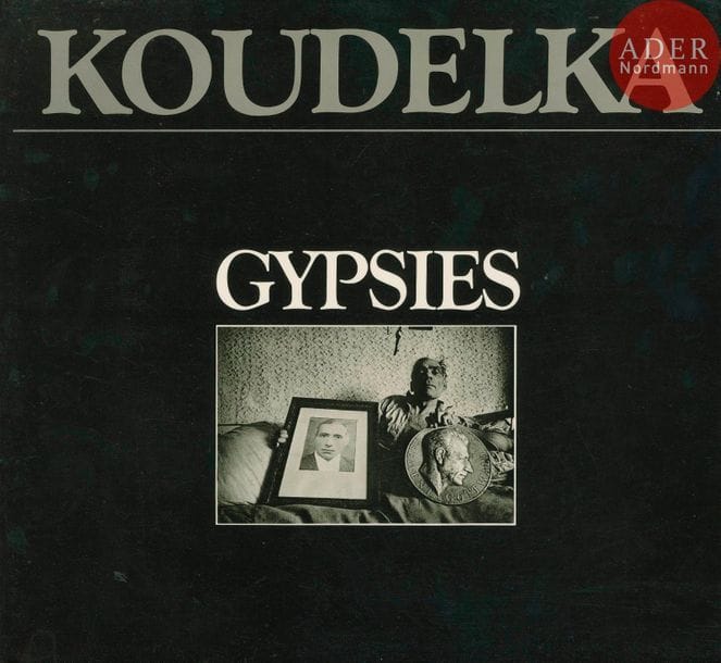 KOUDELKA, JOSEF (1938)
Gypsies. 
Aperture, New York, 1975. 
In-4 oblong (27 x 30 cm). Édition originale (seconde impression). Couverture souple illustrée.