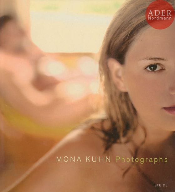 KUHN, MONA (1969)
5 volumes, signés par Mona Kuhn.
*Mona Kuhn Photographs. Steidl, 2004.
*Mona Kuhn Native. Steidl, 2009.
*Mona Kuhn Evidence. Steidl, 2007.
*Mona Kuhn Série Bordeaux. Steidl, 2011.
*Mona Kuhn Private. Steidl, 2014.