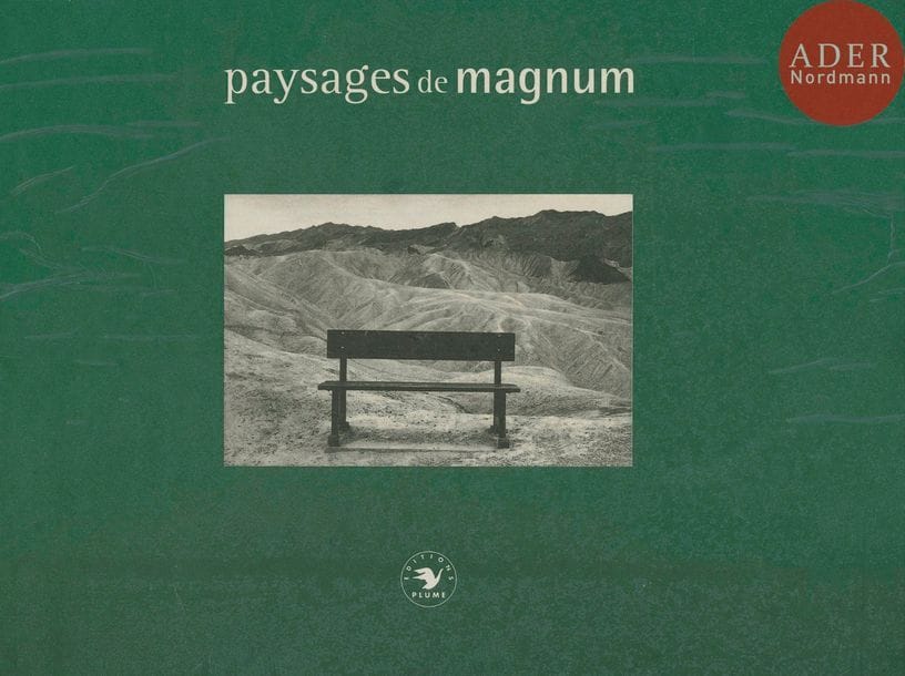 MAGNUM
Paysages de Magnum.
Éditions Plume, 1996.
In-8 oblong (15,5 x 22 cm). Édition originale, signée par 13 photographes de Magnum : Abbas, Elliott Erwitt, Alex Web, Martine Frank, Raymond Depardon, Martin Parr, René Burri, Bruno Barbey, Harry Gryaert, Marc Riboud, Patrick Zachmann, Jean Gaumy et Guy Le Querrec. 184 pp. Couverture rigide illustrée.