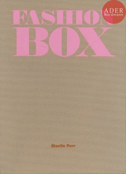 PARR, MARTIN (1952)
Fashion Box.
Magnum Photos, Paris, 2005.
In-4 (34 x 24,5 cm). Édition originale brochée et signée, numérotée à 50 exemplaires. 212 pp. Dans son coffret d’éditeur numéroté et signé, accompagné de 6 épreuves chromogéniques, numérotées à 50 exemplaires et signées par le photographe aux versos (30 x 20 cm avec marges).