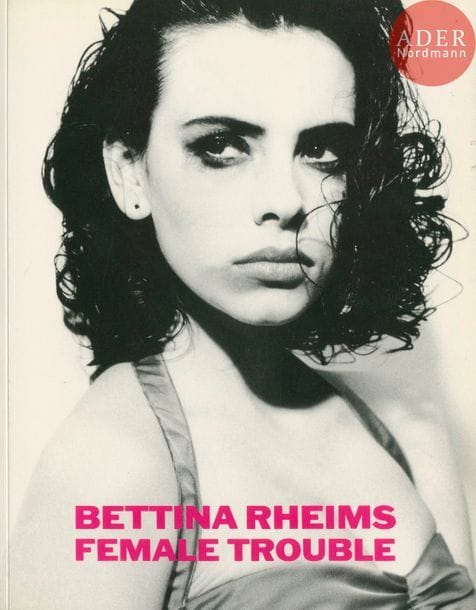 RHEIMS, BETTINA (1952)
Female trouble.
Schirmer Art Books, Munich, 1991.
In-4 (30 x 23,5 cm). Seconde édition brochée, signée par Bettina Rheims. Préface en anglais de Catherine Deneuve. Couverture souple illustrée.