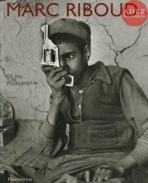 RIBOUD, MARC (1923-2016)
10 volumes, tous signés par Marc Riboud.
*Les Tibétains. Imprimerie Nationale, 2009.
*50 ans de photographie. L’instant de l’instant. Paris Musées, 2009.
*Paysages : Montagnes célestes du Huang Shan, paysages d’Angkor. Gourcuff Gradenigo, 2010.
*Demain Shanghaï. Delpire, 2003.
*En Chine. Quarante ans de photographie. Nathan, 1996.
*Algérie indépendante. Le bec en l’air, 2009.
*Istanbul. Imprimerie Nationale, 2003.
*50 ans de photographie. Flammarion, 2004.
*Marc Riboud. Journal. Denoël, 1986.
*Photographs at home and abroad. Harry N. Abrams, 2000.