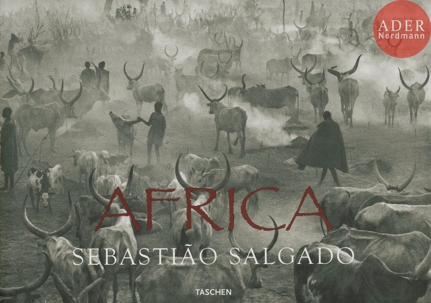 SALGADO, SEBASTIAO (1944)
Africa. Afrika. Afrique.
Taschen, 2007.
In-4 oblong (26,5 x 37 cm). Édition originale, signée en page de titre par Salgado. 336 pp. Cartonnage noir sous jaquette illustrée.