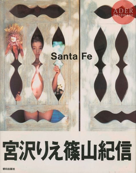 SHINOYAMA, KISHIN (1940)
MIYAZAWA, RIE (1973)
Santa Fe. 
Asahi Press, Tokyo, 1991. 
In-folio (35 x 27 cm). Édition originale. Couverture rigide sous jaquette illustrée, complet de son obi, n.p.