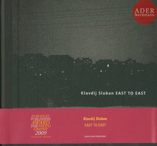 SLUBAN, KLAVDIJ (1963)
East to East.
Dewi Lewis Publishing, 2009.
In-4 (28 x 30 cm). Édition originale, signée par le photographe. 116 pp. Couverture rigide illustrée. Bandeau d’éditeur conservé.