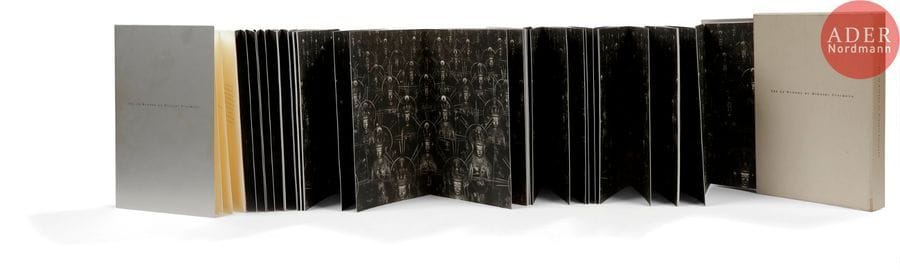 SUGIMOTO, HIROSHI (1948)
Sea of Buddha.
Sonnabend Sundell Éditions, New York, 1997. 
In-4 (25 x 16,5 cm). Édition originale limitée à 1000 exemplaires numérotés. Leporello de 
15,90 m (déplié) sous deux plaques d’acier et emboîtage en soie titré. 