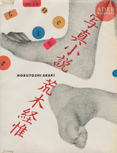 ARAKI, NOBUYOSHI (1940)
Senti Roman : a Photo Novel.
Japon, 1981.
In-4 (27 x 21 cm). Édition originale brochée, signée et agrémentée d’un dessin par Nobuyoshi Araki. 160 pp. Couverture souple sous jaquette illustrée.