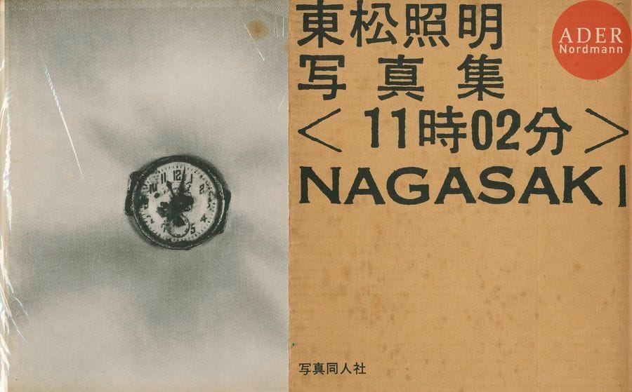 TOMATSU, SHOMEI (1930-2012)
Nagasaki 11:02.
Shashin Dojinsha, Tokyo, 1966.
In-8 (22,5 x 19,5 cm). Édition originale. 119 photographies reproduites en héliogravure. Cartonnage d’éditeur, sous sa fragile jaquette fine transparente (déchirures). Bien complet de son emboîtage.
Ref. Parr & Badger, I, pp. 276-277 ; Hasselblad, pp. 226-227.