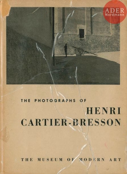CARTIER-BRESSON, HENRI (1908-2004)
The photographs of Henri Cartier-Bresson. 
The Museum of Modern Art, New-York, 1947. 
In-8 (25 x 19 cm). Édition originale, signée et dédicacée par Henri Cartier-Bresson. 56 pp. Couverture rigide avec jaquette illustrée. La jaquette est collée sur la reliure par une jaquette transparente adhésive. Quelques défauts. Ex-Libris.