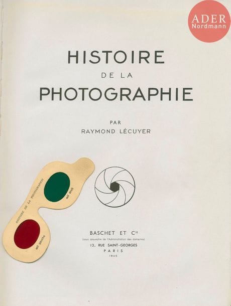 LÉCUYER, RAYMOND (1879-1950)
Histoire de la photographie. 
Baschet et Cie, Paris, 1945. 
In-folio (38,5 x 29 cm). Édition originale. 455 pp. 19 planches en couleurs et 55 planches monochromes hors texte ainsi que de très nombreuses illustrations in-texte. Exemplaire complet de sa paire de lorgnons bicolores. Reliure en demi-percaline bordeaux, dos lisse avec titre doré.