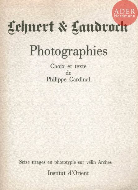 LEHNERT, RUDOLF FRANZ (1878-1948)
LANDROCK, ERNEST HEINRICH (1878-1966)
Photographies.
Institut d’Orient, 1985.
In-4 (37,5 x 28 cm). Portfolio composé de 16 épreuves en phototypie sur vélin d’Arches (27 x 37 cm avec marges) dans leur pochette d’éditeur accompagné d’un ouvrage in-8 broché. Choix et texte de Philippe Cardinal.