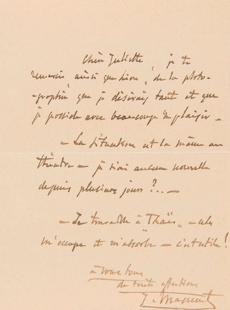 MASSENET Jules (1842-1912).
7 L.A.S., 1892-[début 1893 ?], à SA FILLE JULIETTE (2 à son gendre Léon BESSAND) ; 17 pages et demie in-8, 6 enveloppes.

Lettres à sa fille au moment de la composition de Thaïs.
Paris 19 mars 1892. Il quitte Thaïs pour remercier sa fille de sa dépêche. « Hier soir j’ai été aux Français (aux fauteuils) voir Par le glaive [de Richepin]. J’ai pensé que tu avais aussi vu cela. – Ce soir, Manon si les nouvelles sont meilleures ? Carvalho était désolé hier car il savait que notre Marguerite avait un commencement de gros rhume. Il est 11 heures – je n’ai rien reçu, donc c’est bon signe ? – Il paraît que la location est splendide. – Profitons-en car la semaine prochaine sera pitoyable – on joue comme lendemain Les Noces de Figaro exécution de 1er ordre rentrée d’Isaac !! […] On parle beaucoup de la Manon de Porto-Riche que Réjane va jouer. Grande sensation de répétition dit-on ? Pour nous c’est gentil ! – C’est gai ! – Mon opinion est que malgré tout nous serons mieux que les autres et que les scènes de notre opéra sont plus intéressantes d’après nous que d’après le roman – car Porto-Riche ne peut pas faire de Lescaut le cousin… mais le frère et alors c’est dégoutant ! S’il en fait le cousin, nous l’attaquerons en plagiat »… 12 avril 1892. Rentré du théâtre « très triste et préoccupé », il a été ému en trouvant ses œillets : « Je t’en remercie très tendrement. – Ton “vieux” papa de 50 ans »… [Neufchâtel en Bray juillet 1892 ?]. « Je travaille à Thaïs – cela m’occupe et m’absorbe – c’est utile ! »… Neufchâtel 15 juillet 1892. « Nous sommes ici encore pour 48 heures, c’est-à-dire, ce soir à Rouen sans doute, demain à Pont-de-l’Arche. […] J’ai énormément travaillé à Thaïs »… Paris 25 novembre 1892, à son gendre en faveur Aimé Gros fils : « Son père, qui est directeur du Conservatoire de musique de Lyon, est l’un de mes plus anciens camarades du Conservatoire de Paris et je désire au plus haut degré que ce jeune homme très intelligent pu