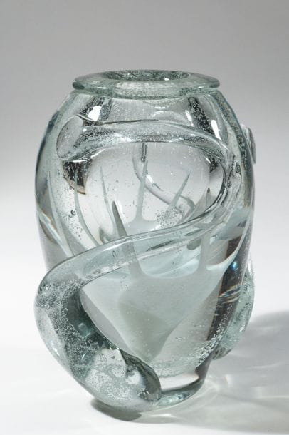 Jean-Claude NOVARO (1943-2015)
 Vase ovoïde en verre soufflé transparent à décor luminescent, un épais cordon appliqué en surface.


Signé et daté 2009 sous la base.


Hauteur : 25 cm.