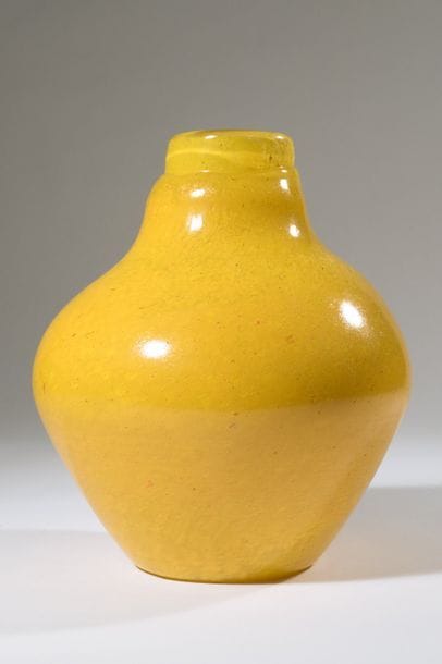 Jean-Claude NOVARO (1943-2015)
Vase épaulé en verre soufflé à décor monochrome irisé d’émail jaune.


Signé et daté  2008 sous la base.


Hauteur : 21 cm.