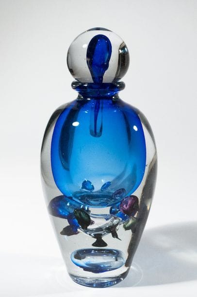 Jean-Claude NOVARO (1943-2015)
 Flacon ovoïde en verre soufflé transparent de forte densité, inclusion d’une bulle d’air teintée bleu et d’émaux vert, bleu et mauve en suspension.


Signé et daté 2008 sous la base.


Hauteur : 29 cm.