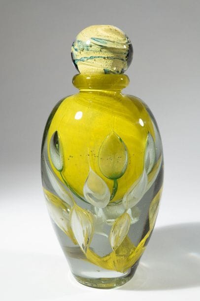 Jean-Claude NOVARO (1943-2015)
 Flacon ovoïde en verre soufflé à décor flammé vert et blanc sur fond émaillé jaune en partie haute.


Signé et daté 2004 sous la base.


Hauteur : 31 cm.