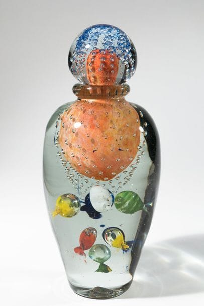 Jean-Claude NOVARO (1943-2015)
 Flacon ovoïde en verre soufflé transparent de forte densité, inclusion d’émail orange en partie haute et de bulles multicolores en suspension, décor de fines bulles.


Signé et daté 2009 sous la base.


Hauteur : 30 cm.
