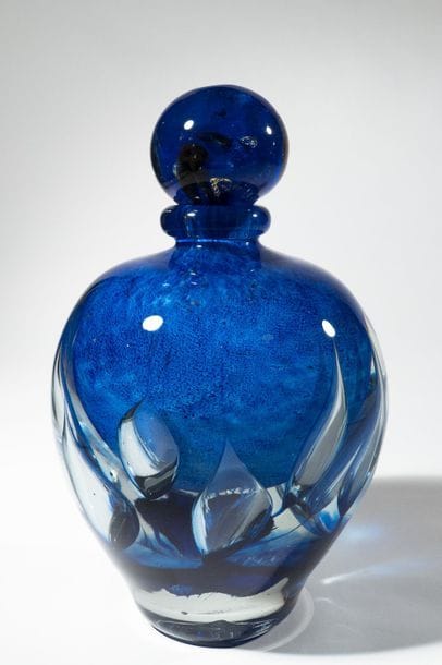 Jean-Claude NOVARO (1943-2015)
 Flacon ovoïde en verre soufflé à décor flammé transparent sur fond émaillé bleu.


Signé et daté 2004 sous la base.


Hauteur : 30 cm.