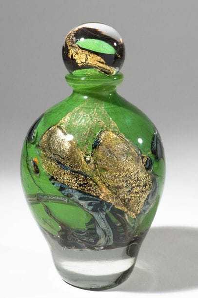 Jean-Claude NOVARO (1943-2015)
 Flacon ovoïde en verre soufflé, inclusion d’oxydes métalliques bleu sur fond vert, cordons internes de feuilles d’or.


Signé et daté 2004 sous la base.


Hauteur : 20 cm.
