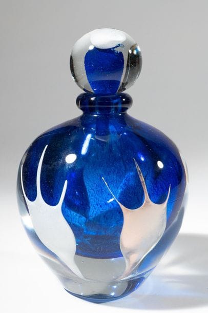 Jean-Claude NOVARO (1943-2015)
 Flacon ovoïde en verre soufflé à décor flammé luminiscent sur fond bullé bleu.


Signé et daté 2004 sous la base.


Hauteur : 25 cm.