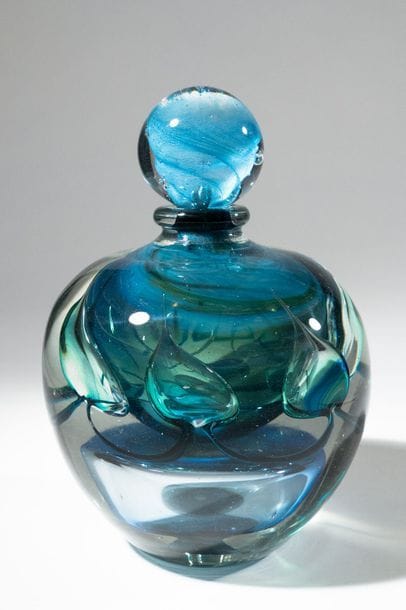 Jean-Claude NOVARO (1943-2015)
 Flacon ovoïde en verre soufflé transparent de forte densité, inclusion de larges bulles d’air teintées bleu et vert en suspension.


Signé et daté 2004 sous la base.


Hauteur : 24 cm.