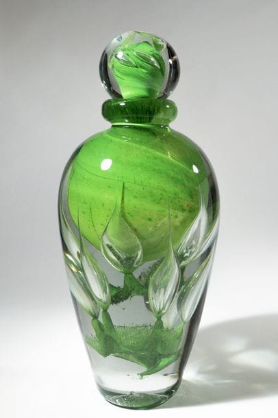 Jean-Claude NOVARO (1943-2015)
 Flacon ovoïde en verre soufflé à décor flammé transparent sur fond émaillé vert pomme.


Signé et daté 2004 sous la base.


Hauteur : 31 cm.