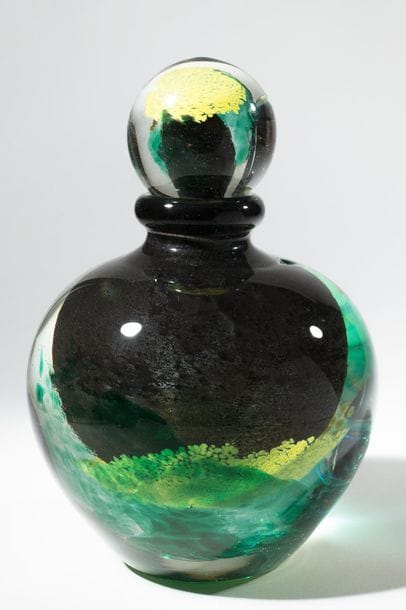 Jean-Claude NOVARO (1943-2015)
 Flacon ovoïde en verre soufflé à décor d’émail vert et jaune sur fond noir.


Signé et daté 2008 sous la base.


Hauteur : 23 cm.