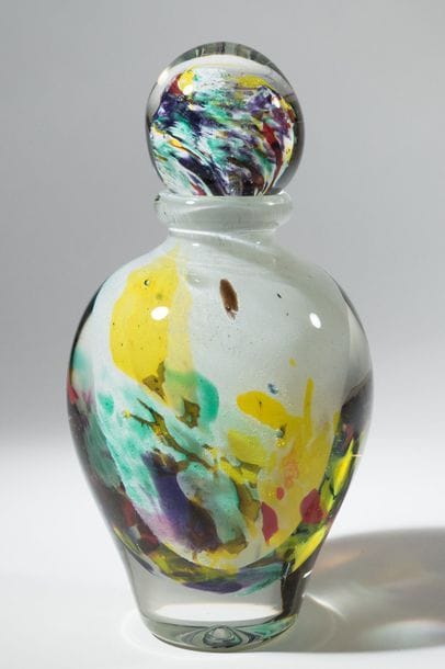Jean-Claude NOVARO (1943-2015)
 Flacon ovoïde en verre soufflé à décor d’émaux multicolores sur fond blanc.


Signé et daté 2008 sous la base.


Hauteur : 24 cm.