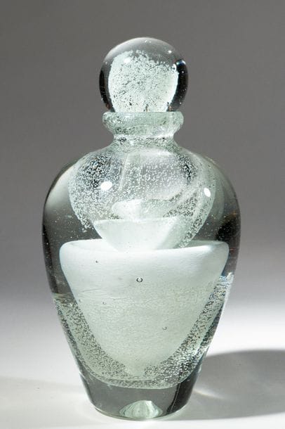 Jean-Claude NOVARO (1943-2015)
 Flacon ovoïde en verre soufflé à décor bullé luminescent.


Signé et daté 2007 sous la base.


Hauteur : 22 cm.