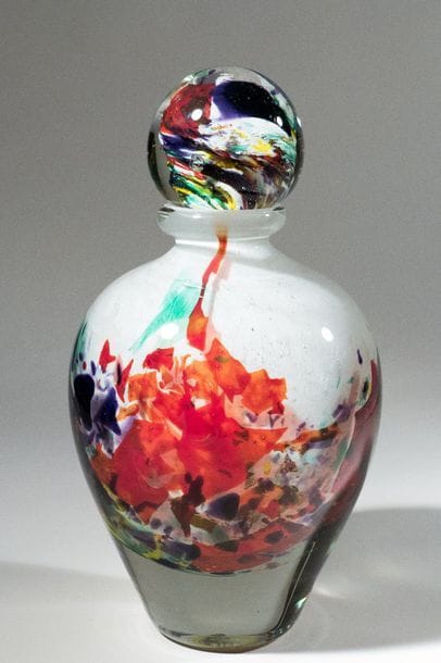 Jean-Claude NOVARO (1943-2015)
 Flacon ovoïde en verre soufflé à décor de couleurs vives sur fond émaillé blanc.


Signé et daté 2008 sous la base.


Hauteur : 26 cm.