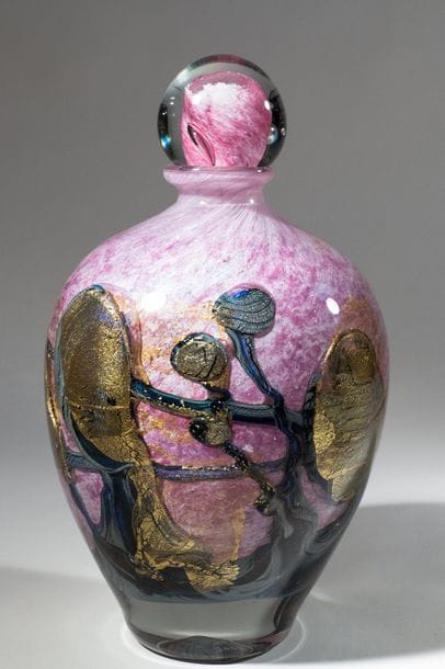 Jean-Claude NOVARO (1943-2015)
 Flacon ovoïde en verre soufflé, inclusion d’oxydes métalliques rose et bleu, cordons internes de feuilles d’or.


Signé et daté 2008 sous la base.


Hauteur : 28 cm