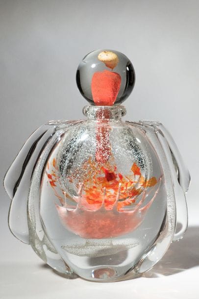 Jean-Claude NOVARO (1943-2015)
 Flacon ovoïde en verre soufflé transparent à décor bullé luminescent, émaux rouge et orange en partie centrale. Anses rapportées sur le corps en trois épaisseurs.


Signé et daté 2008 sous la base.


Hauteur : 31 cm.