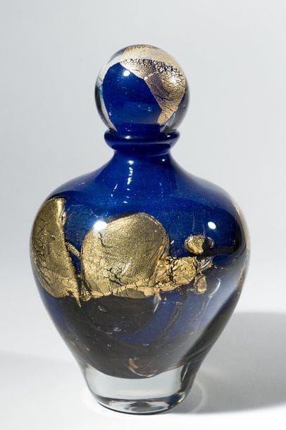Jean-Claude NOVARO (1943-2015)
 Flacon ovoïde en verre soufflé, inclusion d’oxydes métalliques noir et bleu, cordons internes de feuilles d’or.


Hauteur : 26 cm