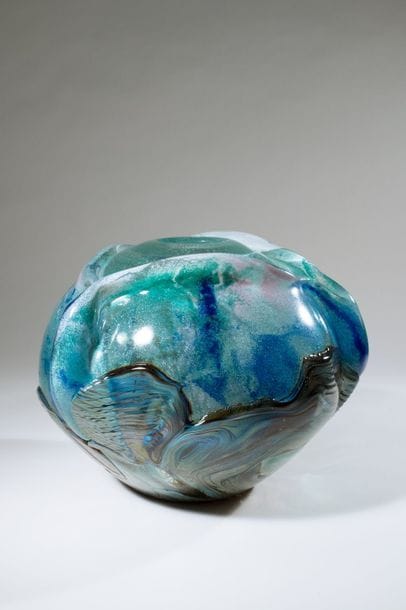 Jean-Claude NOVARO (1943-2015)
.  Vase boule en verre soufflé à décor d’émaux vert et bleu, cordons bleutés appliqués en surface.


Signé et daté 2008 sous la base.


Hauteur : 22 cm. 

Diamètre : 28 cm.