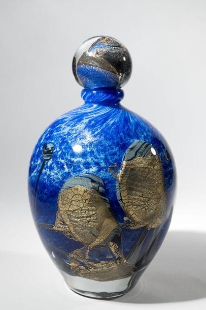 Jean-Claude NOVARO (1943-2015)
 Flacon ovoïde en verre soufflé, inclusion d’oxydes métalliques bleu, cordons internes de feuilles d’or.


Signé et daté 2004 sous la base.


Hauteur : 31 cm