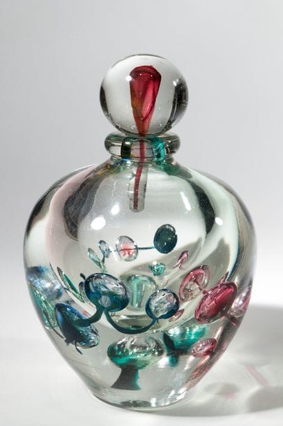 Jean-Claude NOVARO (1943-2015)
 Flacon ovoïde en verre soufflé transparent de forte densité, inclusion de bulles d’air teintées bleu, rouge et vert en suspension.


Signé et daté 2004 sous la base.


Hauteur : 26cm.