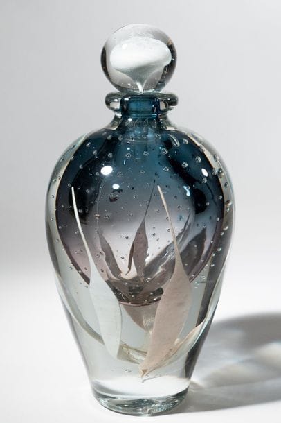 Jean-Claude NOVARO (1943-2015)
 Flacon ovoïde en verre soufflé transparent de forte densité, inclusion d’une bulle d’air teintée mauve et bleu, encadré de rubans luminescents et de fines bulles transparentes.


Signé et daté 2004 sous la base.


Hauteur : 28 cm.