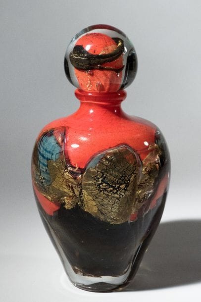 Jean-Claude NOVARO (1943-2015)
 Flacon ovoïde en verre soufflé, inclusion d’oxydes métalliques noir et rouge, cordons internes de feuilles d’or.


Signé et daté 2008 sous la base.


Hauteur : 25 cm