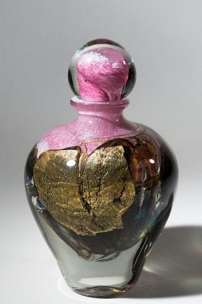 Jean-Claude NOVARO (1943-2015)
 Flacon ovoïde en verre soufflé, inclusion d’oxydes métalliques bleu et rose, cordons internes de feuilles d’or.


Signé et daté 2007 sous la base.


Hauteur : 22 cm