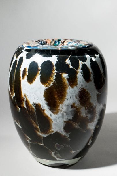 Jean-Claude NOVARO (1943-2015)
 Vase ovoïde à large col en verre soufflé à décor moucheté marron sur fond émaillé blanc.


Signé et daté 2007 sous la base.


Hauteur : 27 cm
