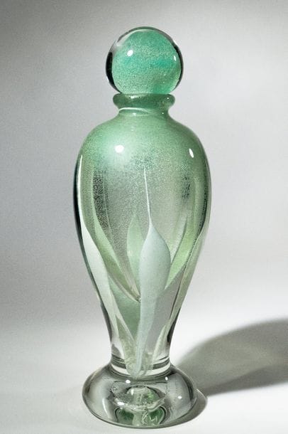 Jean-Claude NOVARO (1943-2015)
 Flacon sur piédouche en verre soufflé transparent, flammé, bullé et saupoudré d’émail blanc luminiscent, bouchon teinté turquoise..


Signé et daté 2008 sous la base.


Hauteur : 40 cm