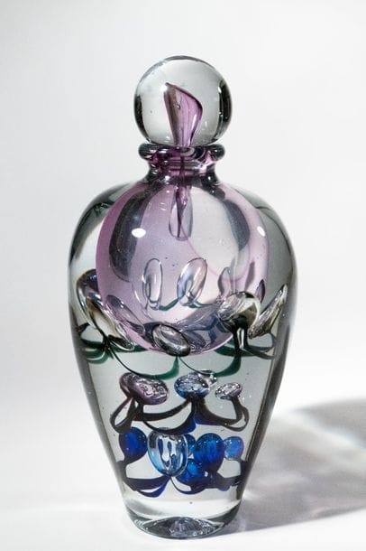 Jean-Claude NOVARO (1943-2015)
 Flacon ovoïde en verre soufflé transparent de forte densité, inclusion de bulles d’air teintées bleu, mauve et vert en suspension.


Signé et daté 2008 sous la base.


Hauteur : 34 cm.